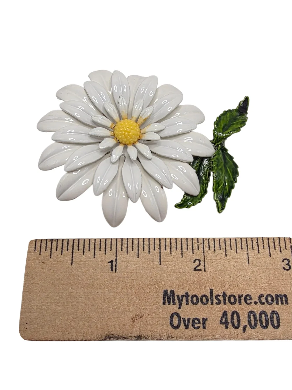 Vintage 1960's White Daisy / Chrysanthemum Enamel Flower Brooch Pin Green Leaves